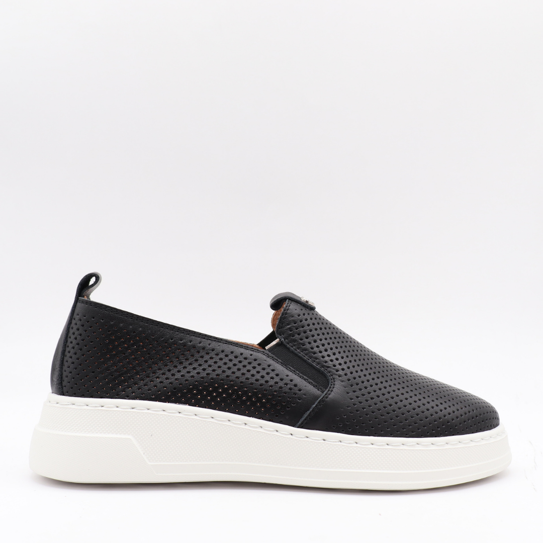 MIKA – Le flâneur sport chic en cuir perforé