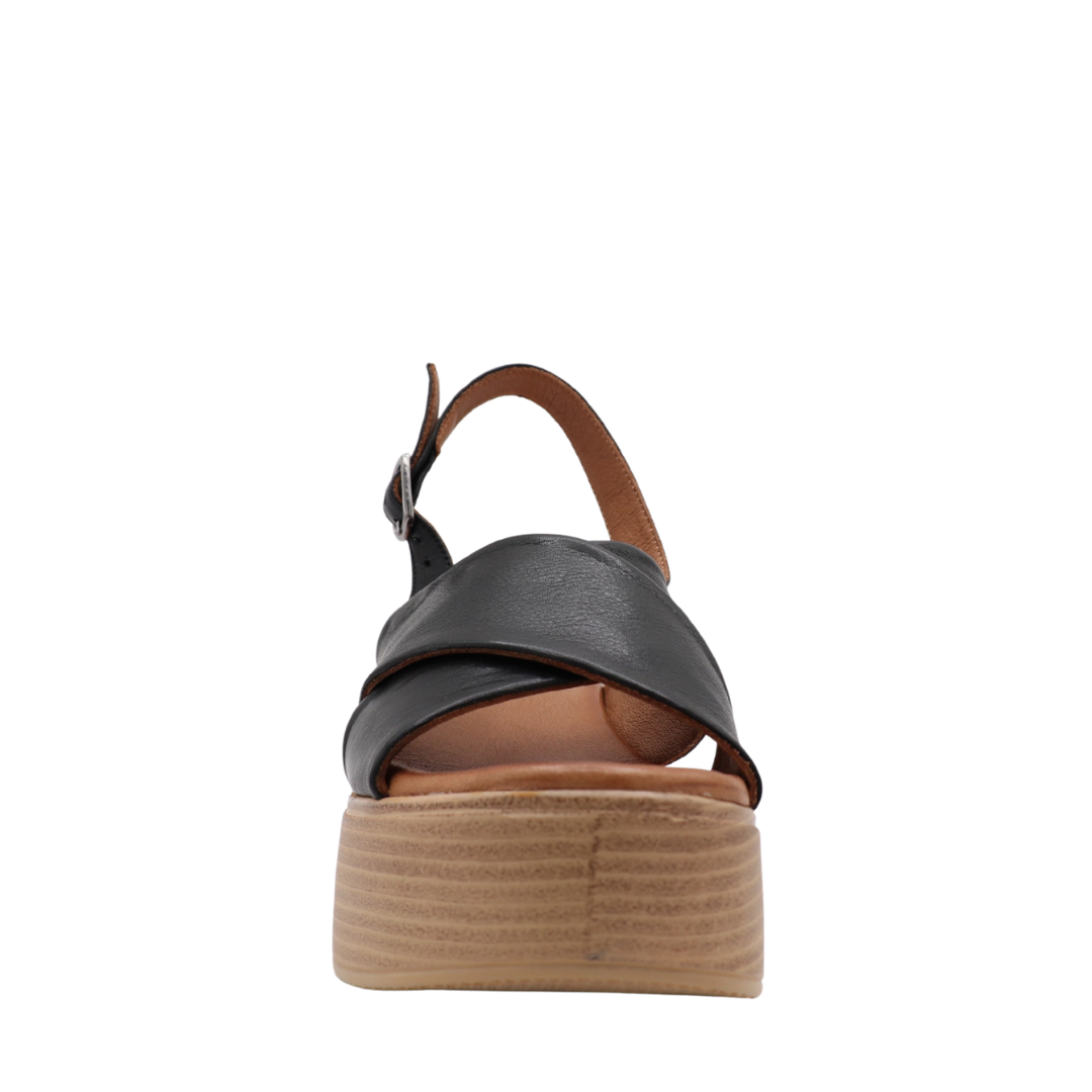 PIA – La sandale plateforme audacieuse