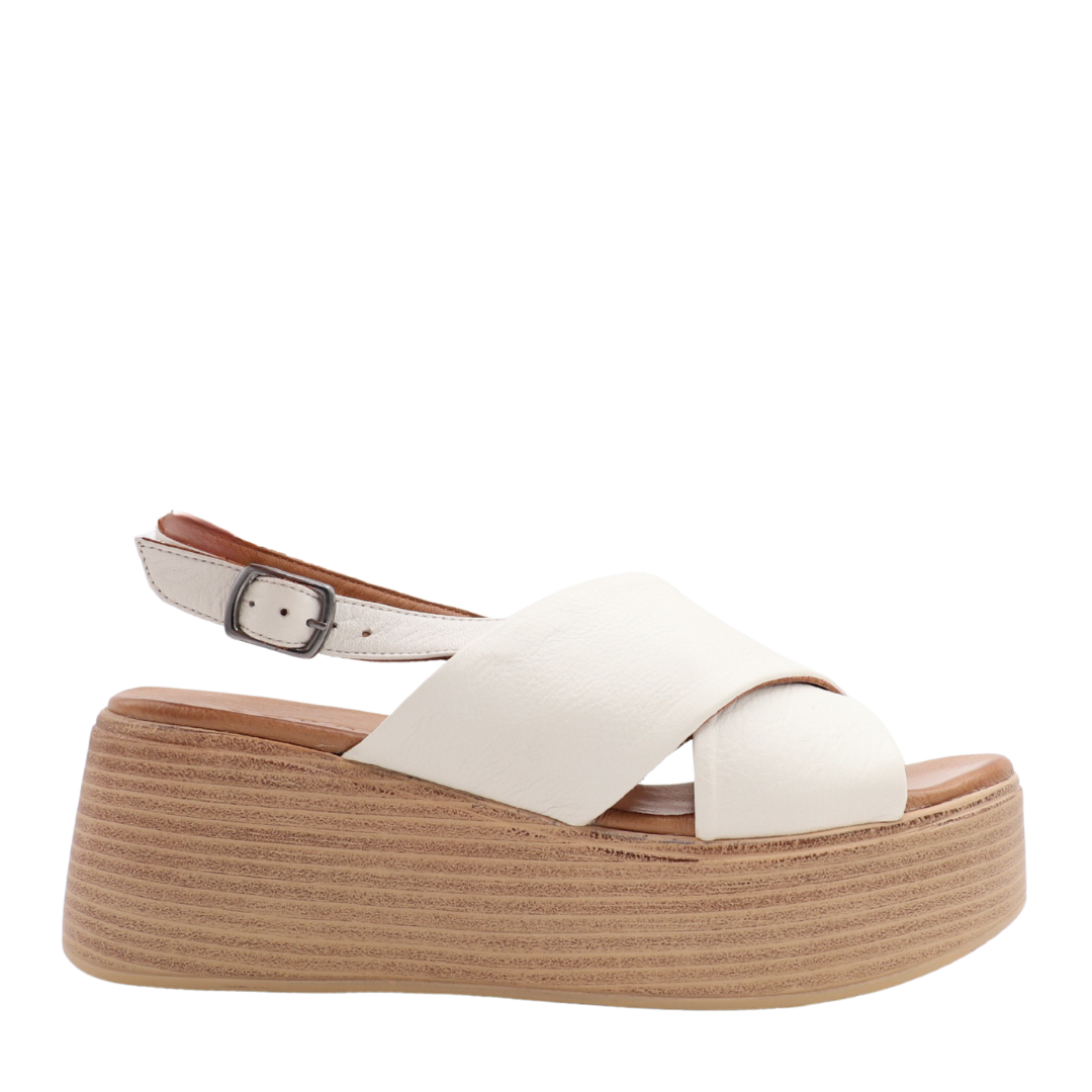 PIA – La sandale plateforme audacieuse