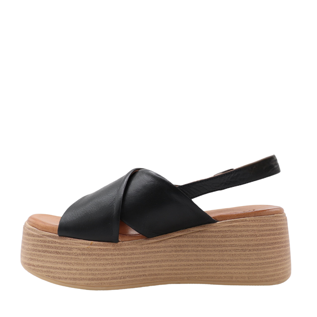 PIA – La sandale plateforme audacieuse